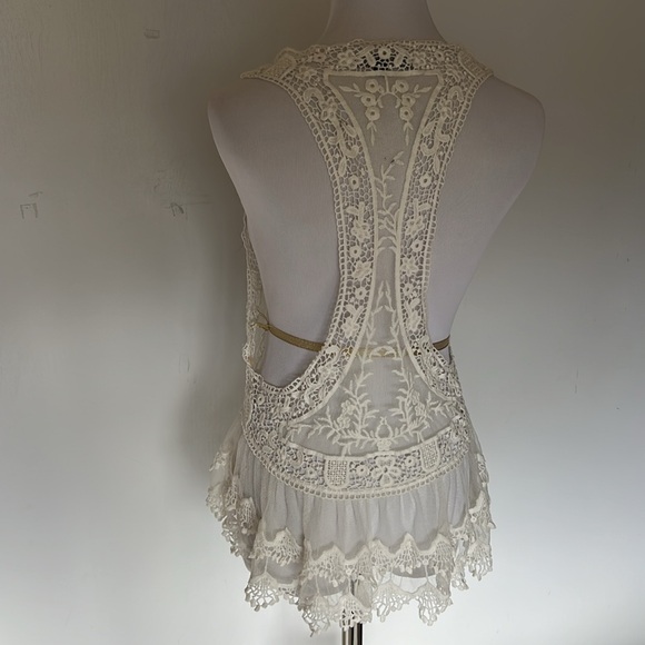 Elegant Lace Sleeveless Top Cream. Size S - Picture 7 of 8